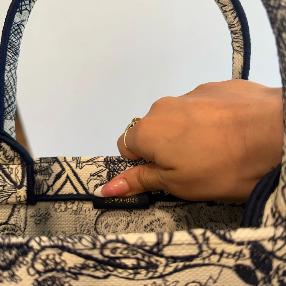 Navy Dior book  Tote !!💙 - Picture 5 of 10